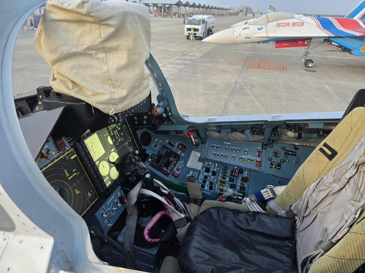 南昌飞行大会中，苏35座舱内容随便军迷朋友看