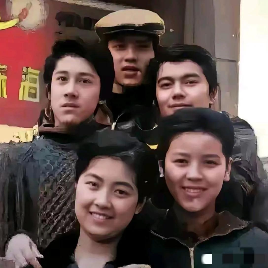 五位中戏毕业的明星，大概率没有人都认全吧？我只认出了帅得离谱，神采奕奕的许亚