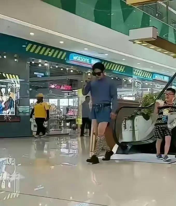 这种裤子穿着舒服吗？不知道的还以为裤子没有提好呢！