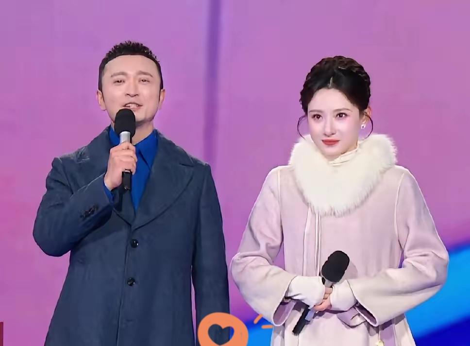 终于懂了！央视跨年晚会全员穿厚大衣，根本不是“怕冷”，而是今年的选址和天气太硬核