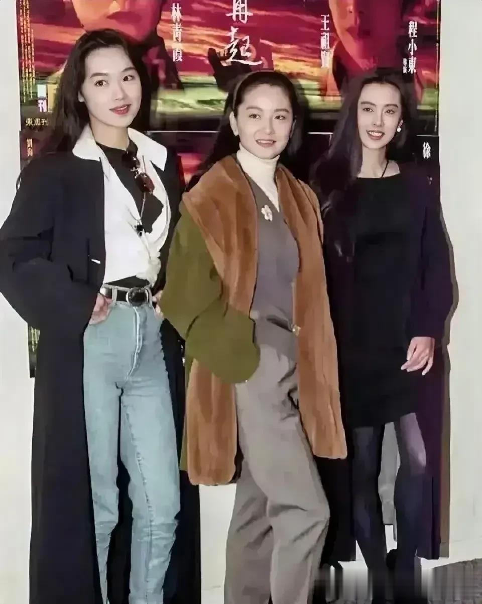 都说王祖贤和林青霞是大美女，我怎么觉得左一更美呢？虽然不知道她是谁？这三个