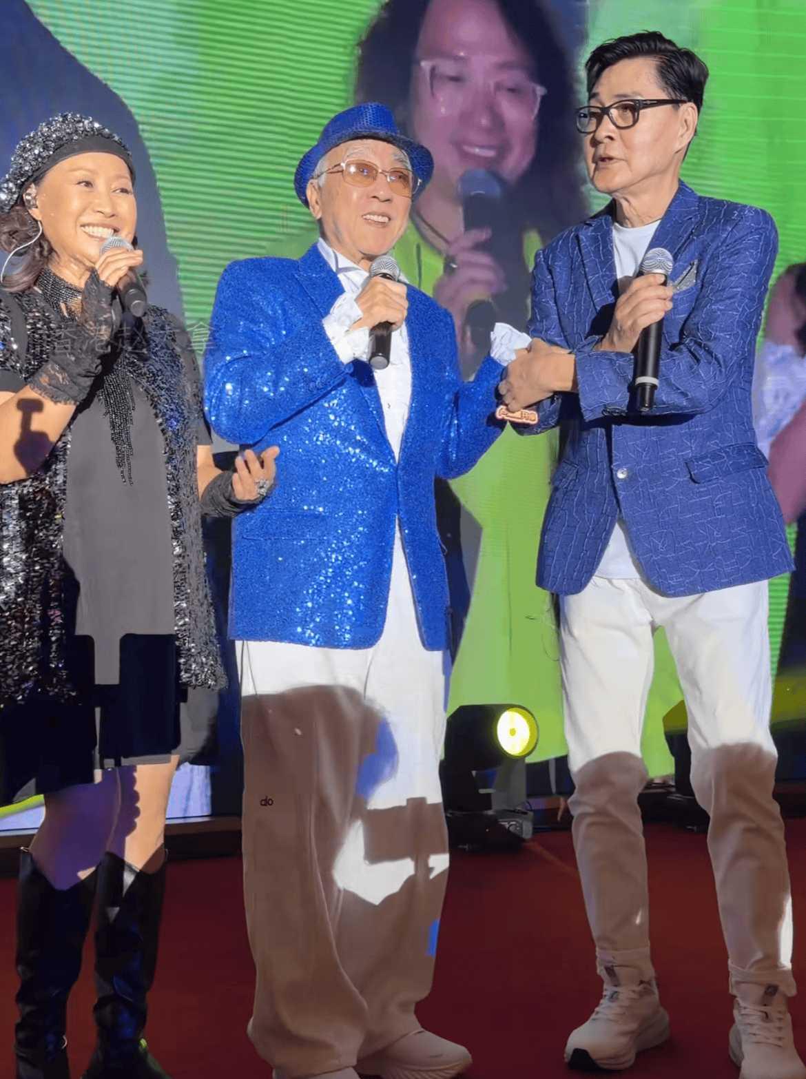 84岁卢海鹏中山开唱，舞台站立不稳引担忧84岁港星卢海鹏现身中山开唱，舞台上唱