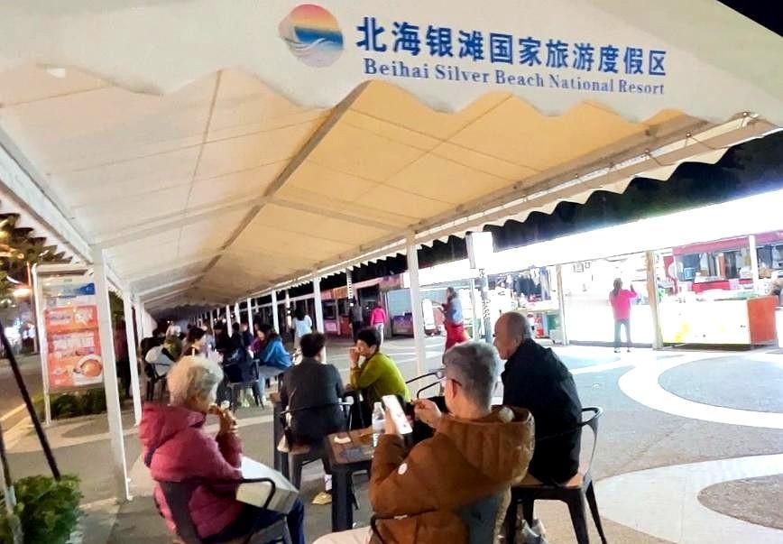 总听到身边的朋友说，很多计划来北海旅居过冬的老人取消了行程。可我感觉今年来北海