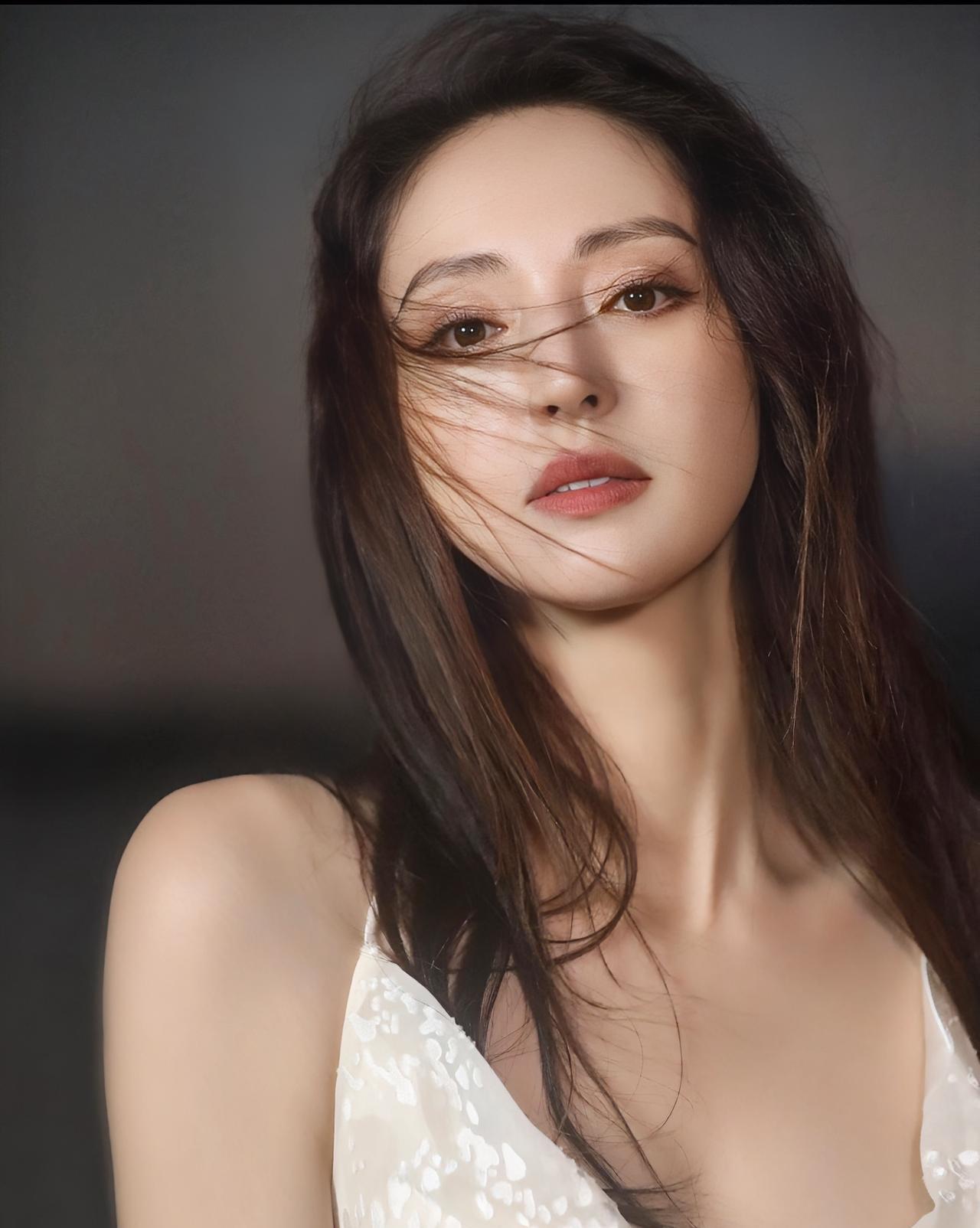 其实董璇二婚的选择，跟她的原生家庭有着很大的关系，表面上，董璇妈妈像是很开明