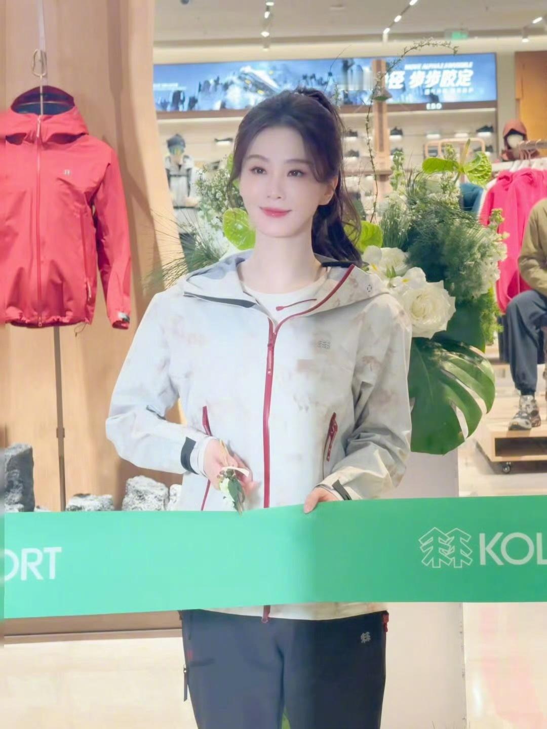 刘诗诗白到发光天呐，线下活动状态太好了，整个人好白好亮好想用这张脸活一次刘诗诗