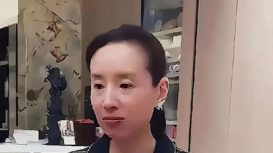 董洁直播卖货引发的思考董洁，曾经的冷清秋，如今的带货主播，这转变让人五味