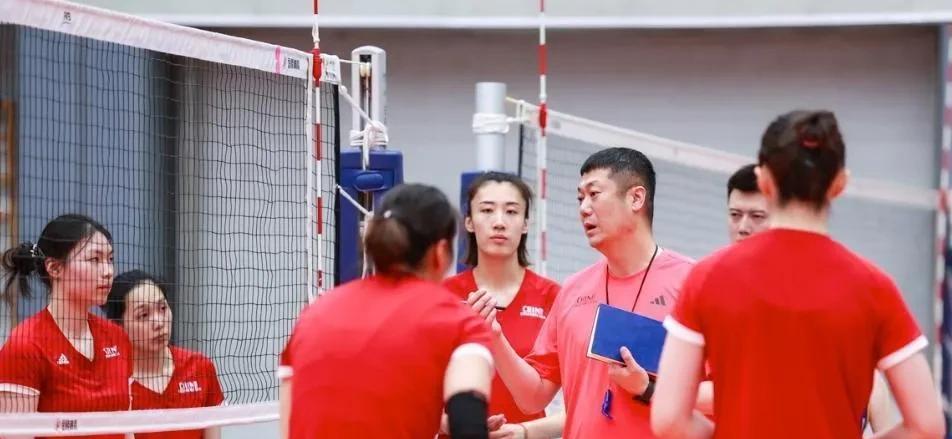 年年凑人数，中国女排公布世联赛24人名单，身高都乱套了国际排联刚公布的中国女排