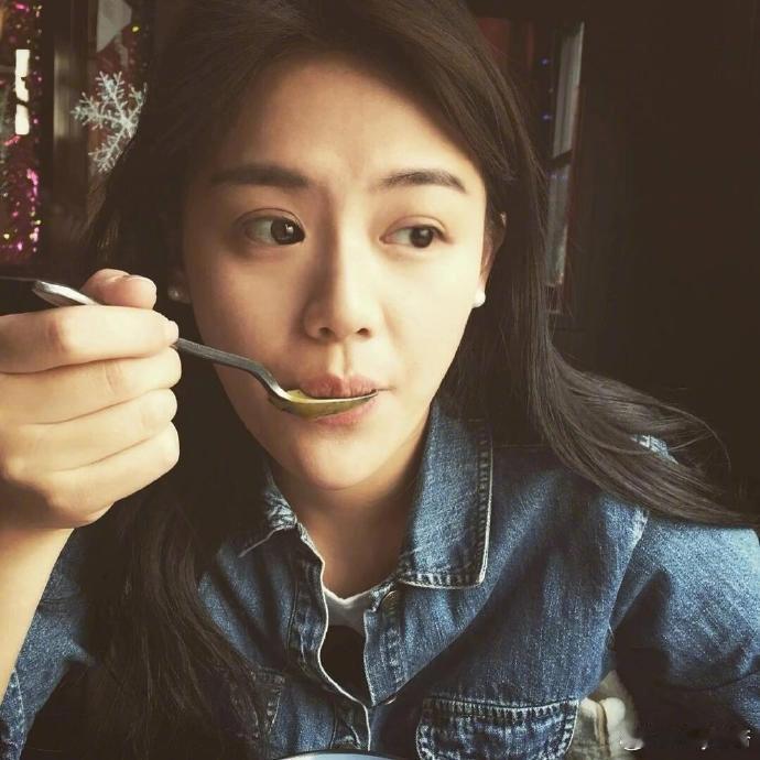 好爱马思纯身上的古早味，，纯子胖过但是没丑过，一直觉得她的身上有一种作家的气质.