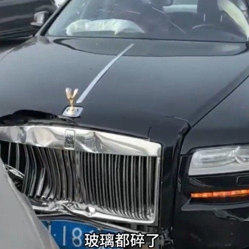 最近河北石家庄辛集市出了件让人直瞪眼的事儿——一辆“老头乐”逆行掉头，直接撞上了