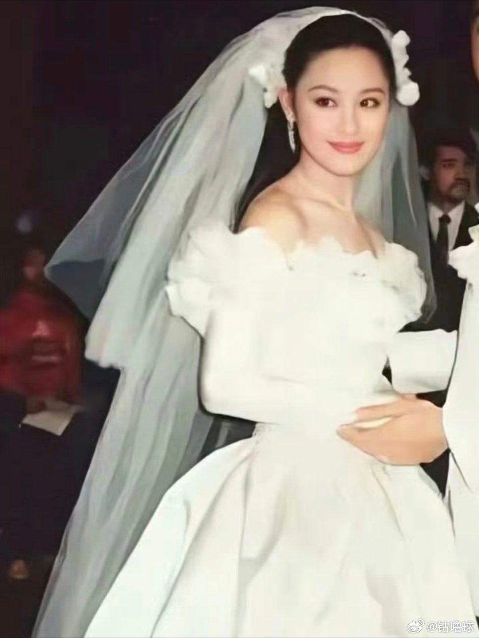 章小蕙1988年的绸缎婚纱，现在看起来都震惊。