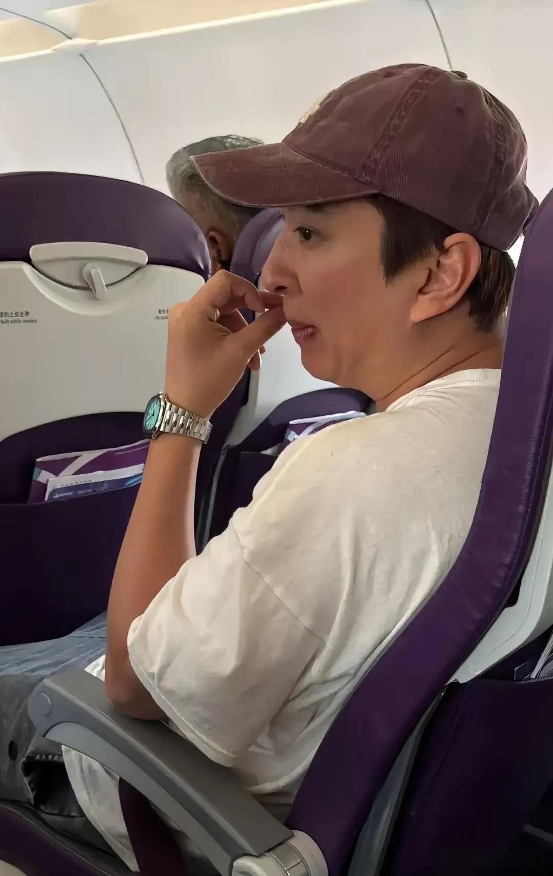 王思聪，也消费降级了？我还是第一看到王思聪坐经济舱，看来大环境不好是真的，这么