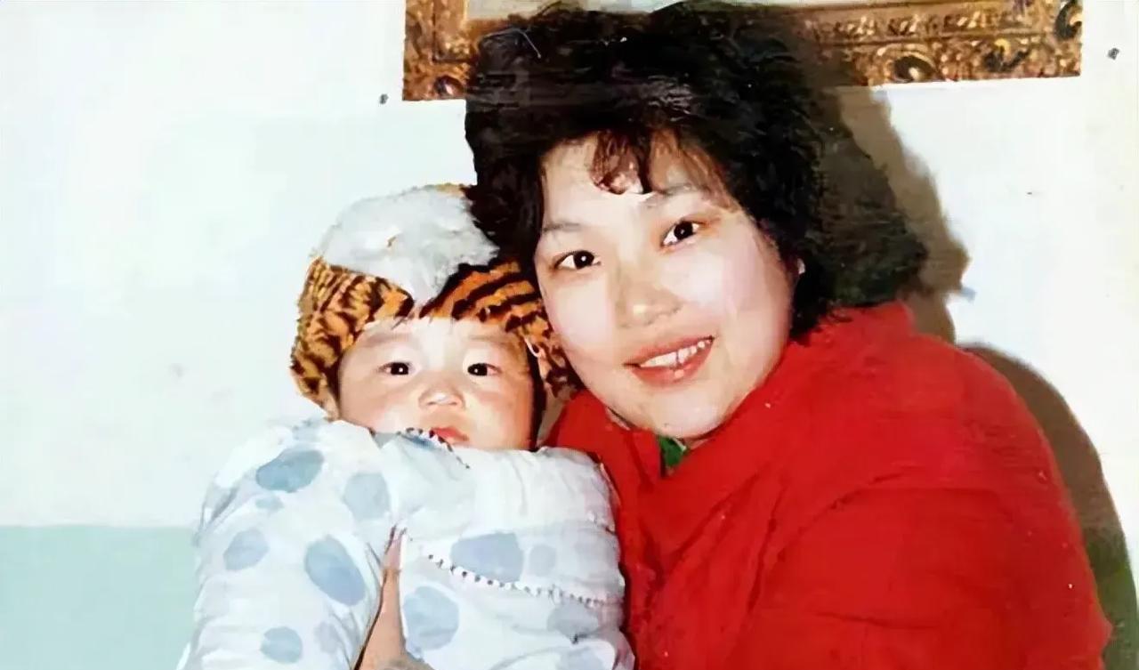 1988年，武汉一女教师，新婚后不久怀孕。不料，当孩子出生后，丈夫竟脸色大变说：