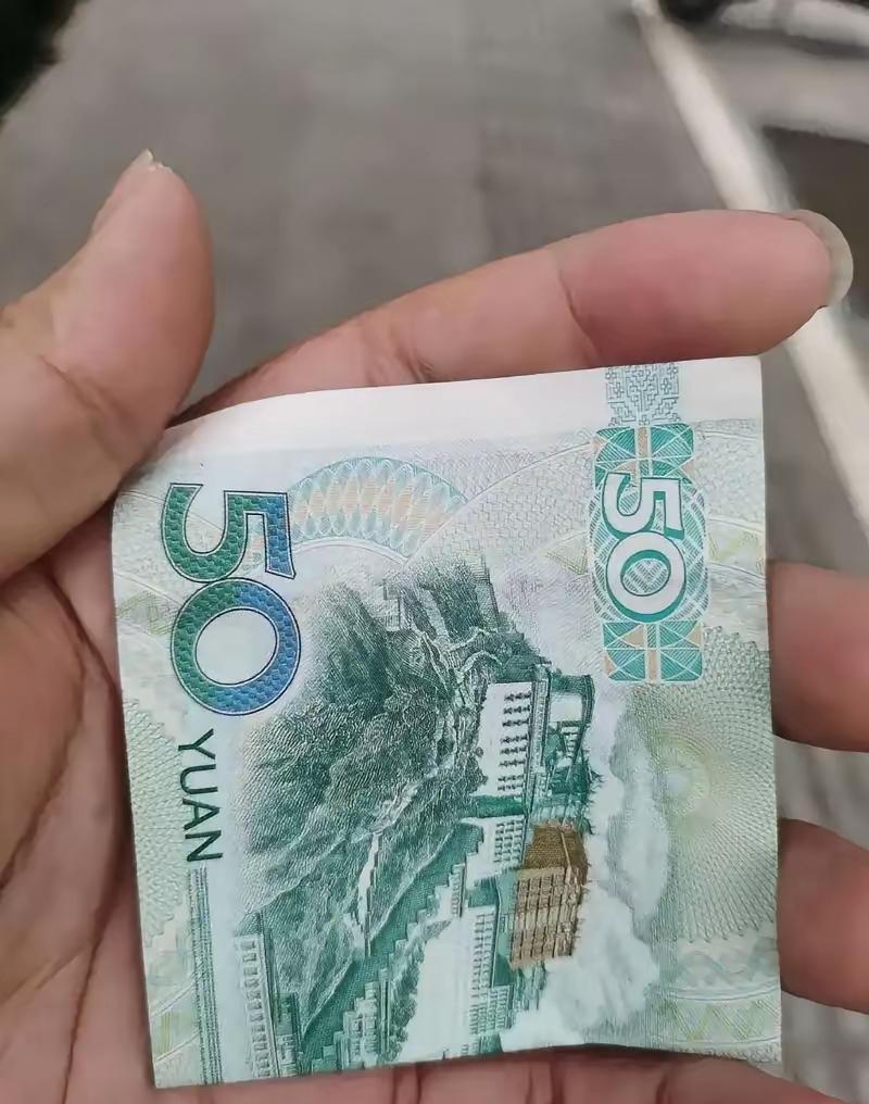 去早市看见外甥女在卖菜，背着两岁的孩子，我看她忙不过来，我就在旁边帮着看了一会孩
