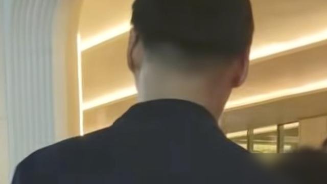申花球迷堵着管理层喊“李昊”，结果人家笑着走了，一个字没回。这事越品越有戏。李昊是谁？亚运会上扑出两
