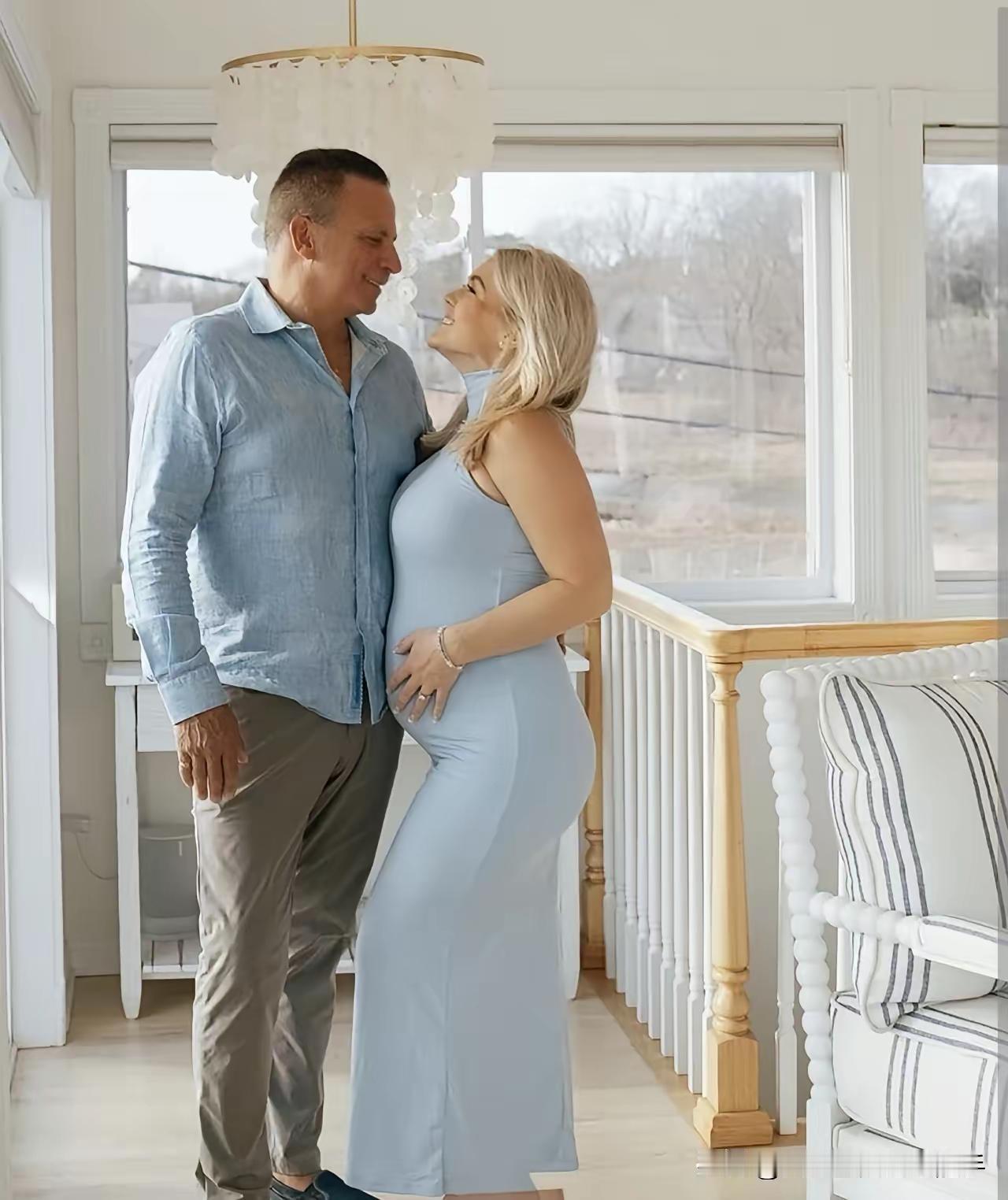 白宫发言人莱维特不仅脑子灵活，口才过人，而且对生活的追求也是非常有档次的！这不