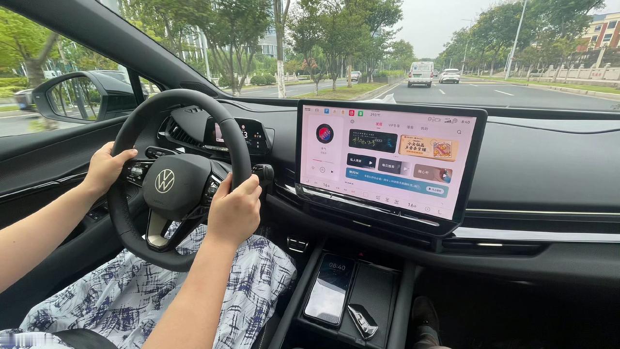 媳妇最近从小鹏换到开大众，觉得有很惊喜的地方，也有不适应的地方。●不适应的地方