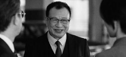 佘诗曼谈许绍雄去世落泪佘诗曼取消行程探许绍雄,受访时落泪哽咽。从《使徒行者》父女