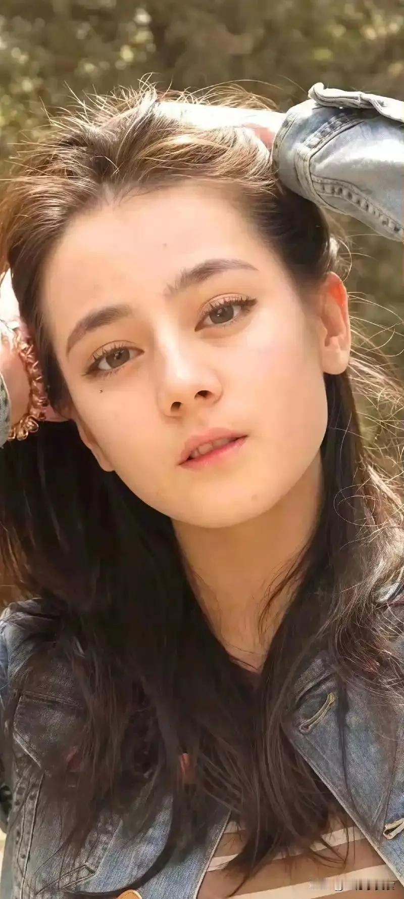 迪丽热巴能红和她的父亲是分不开的，迪丽热巴是大家熟知的演员，《克拉恋人》《三生
