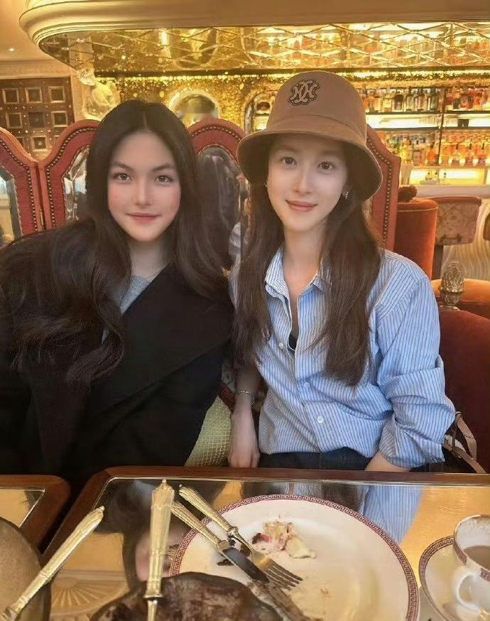 王诗龄不愧是李湘花重金亲手培养的骄傲，和刘强东夫人章泽天合影都不落下风，尽显贵族