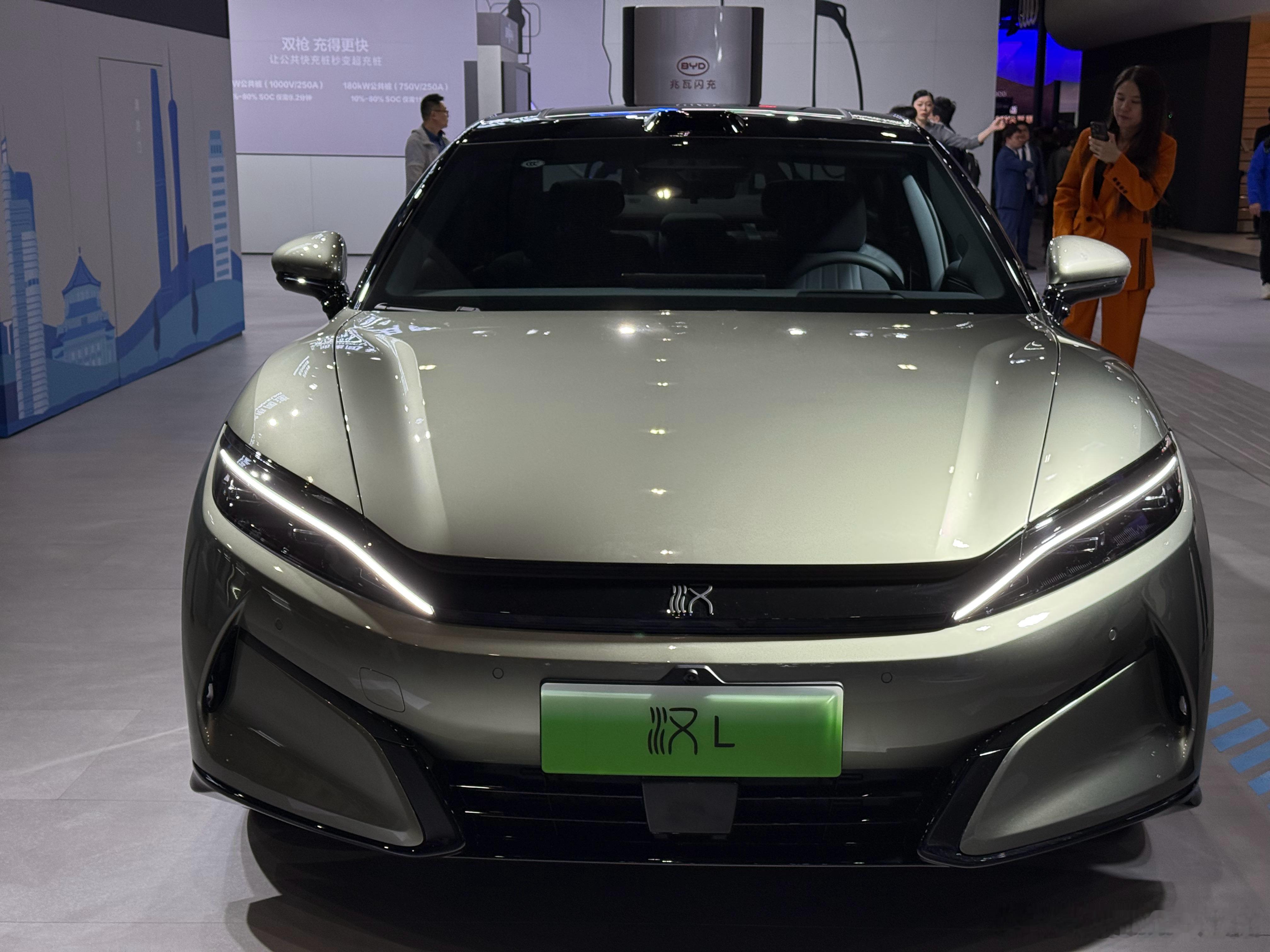 本届广州车展比亚迪对普通消费者价值最大的其实是汉L和唐L的升级第一个是车漆和内饰