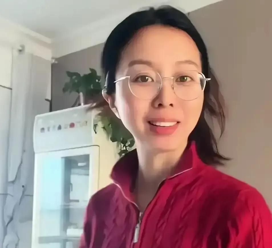 田静在直播间一句“许敏现在不认我和郭威”，直接把家事推上热搜。错换人生过去五年