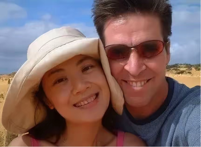 “我愿意放弃中国籍，自愿加入英国！”2004年，央视美女主持嫁给英国富豪，并坚