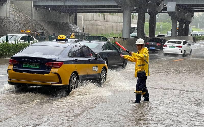 北京今日持续降雨，中午前后雨势将再度增强，傍晚至前半夜为最强时段，18日早晨减弱