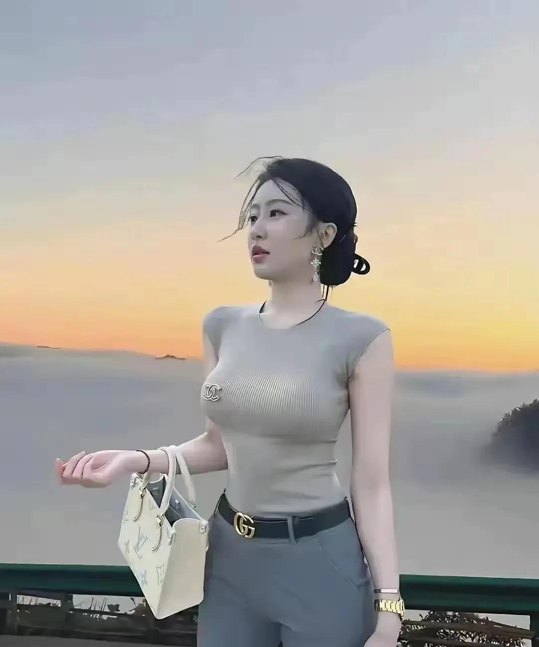 优雅气质，时尚穿搭，夕阳下的迷人时刻