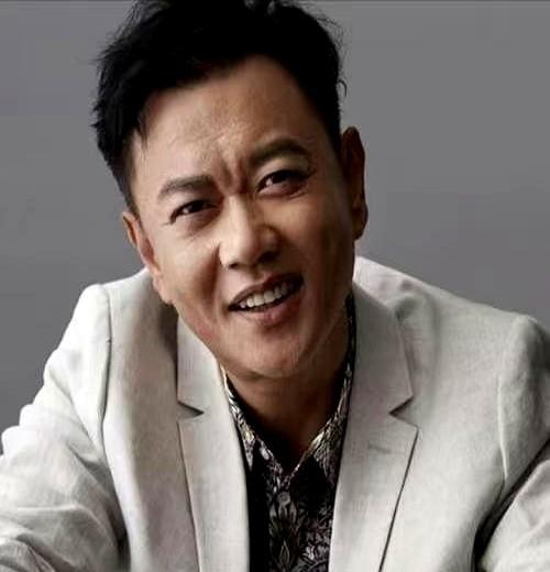 冯嘉怡演的投资人，真是内娱一股清流！郑晓龙导演的《冬去春来》里，他演的楚才远