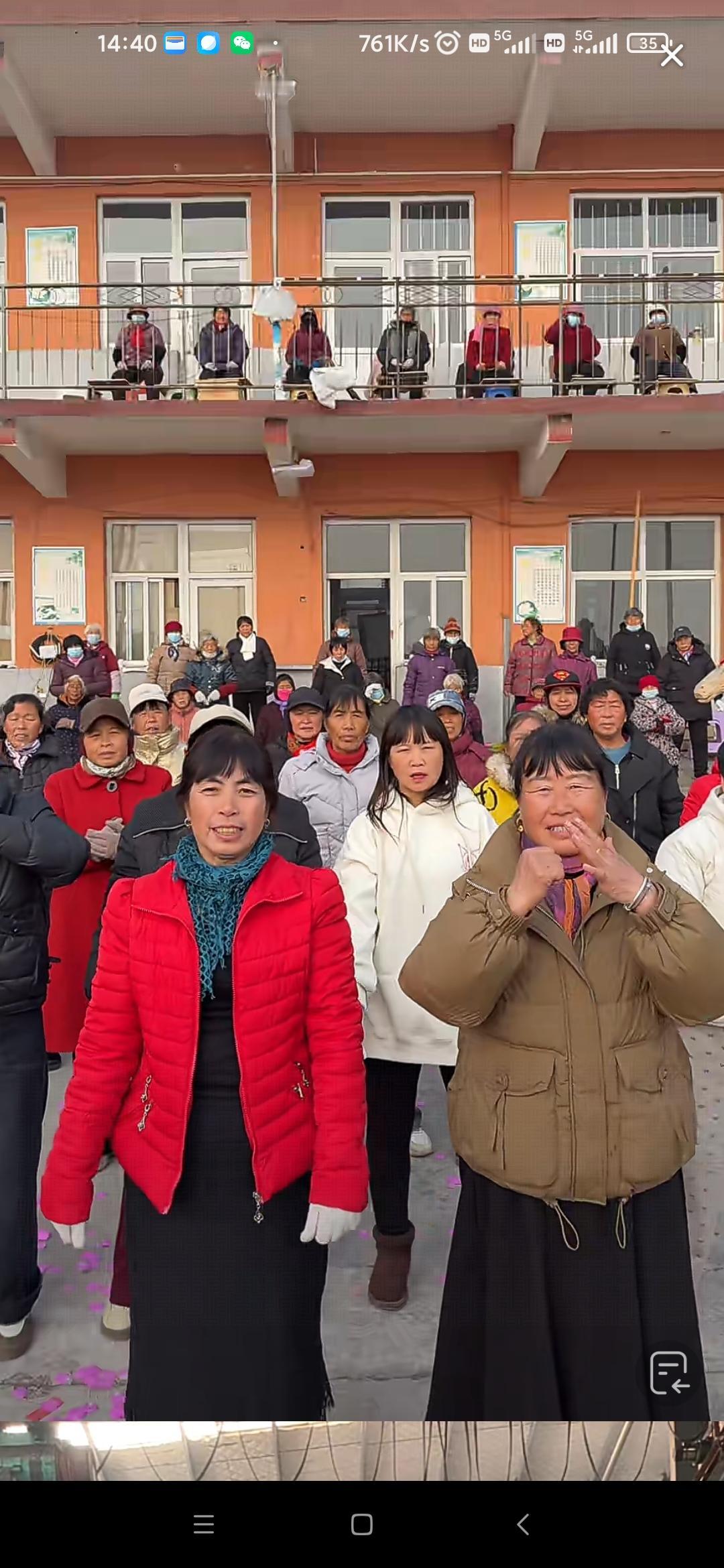 农村新气象，农忙时种地，农闲时组团搞直播。现在是冬天，田地里已经没活了，农