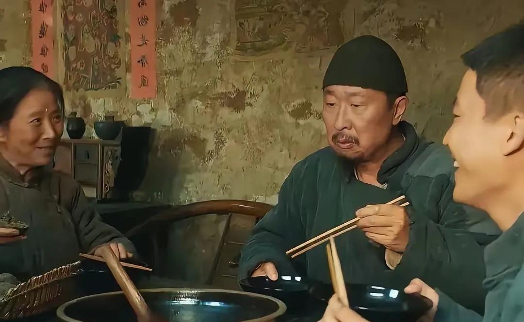 追剧《生万物》，老伴说，这封二家有18亩地，怎么家里人把白面当金子，舍不得吃，餐