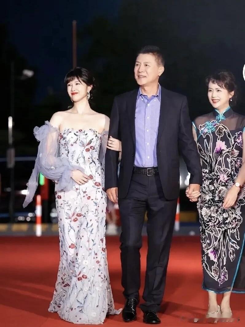 这一家人的妆造都是那么的大气，他们每一次出场都能惊艳不少人，温婉大方的茹萍，帅气