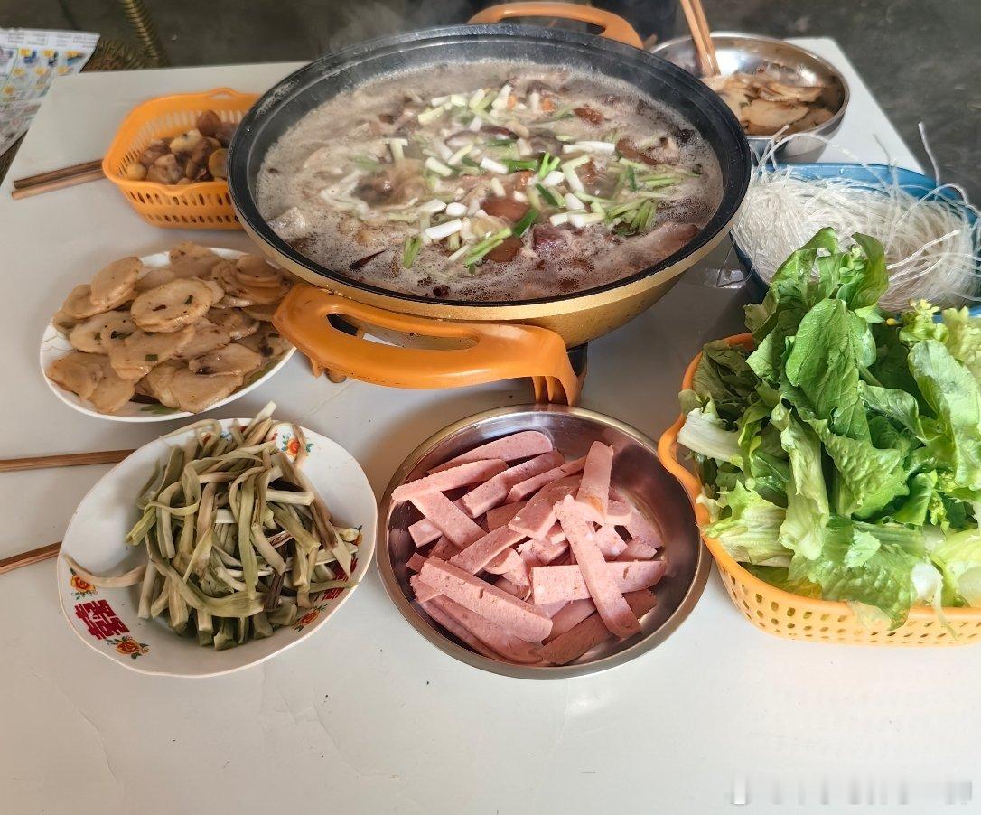 看比赛看的快睡着了，太困了，由于腊肉太好吃又在人家家里吃了一天饭，早上吃腊肉面晚