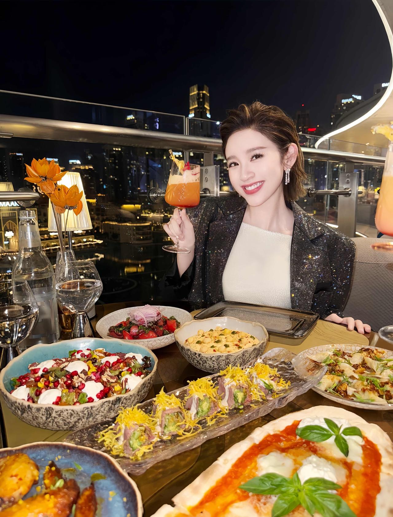 快520了，这是不是张若昀用心整的浪漫啊？唐艺昕晒夜·迪拜美照，能抢到这个位