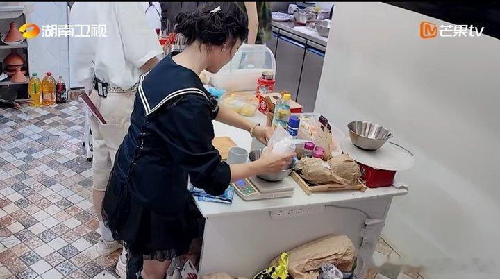 沈月沈月差点给驴打滚洗澡中餐厅名场面中餐厅沈月差点给驴打滚“洗牛肉汤浴