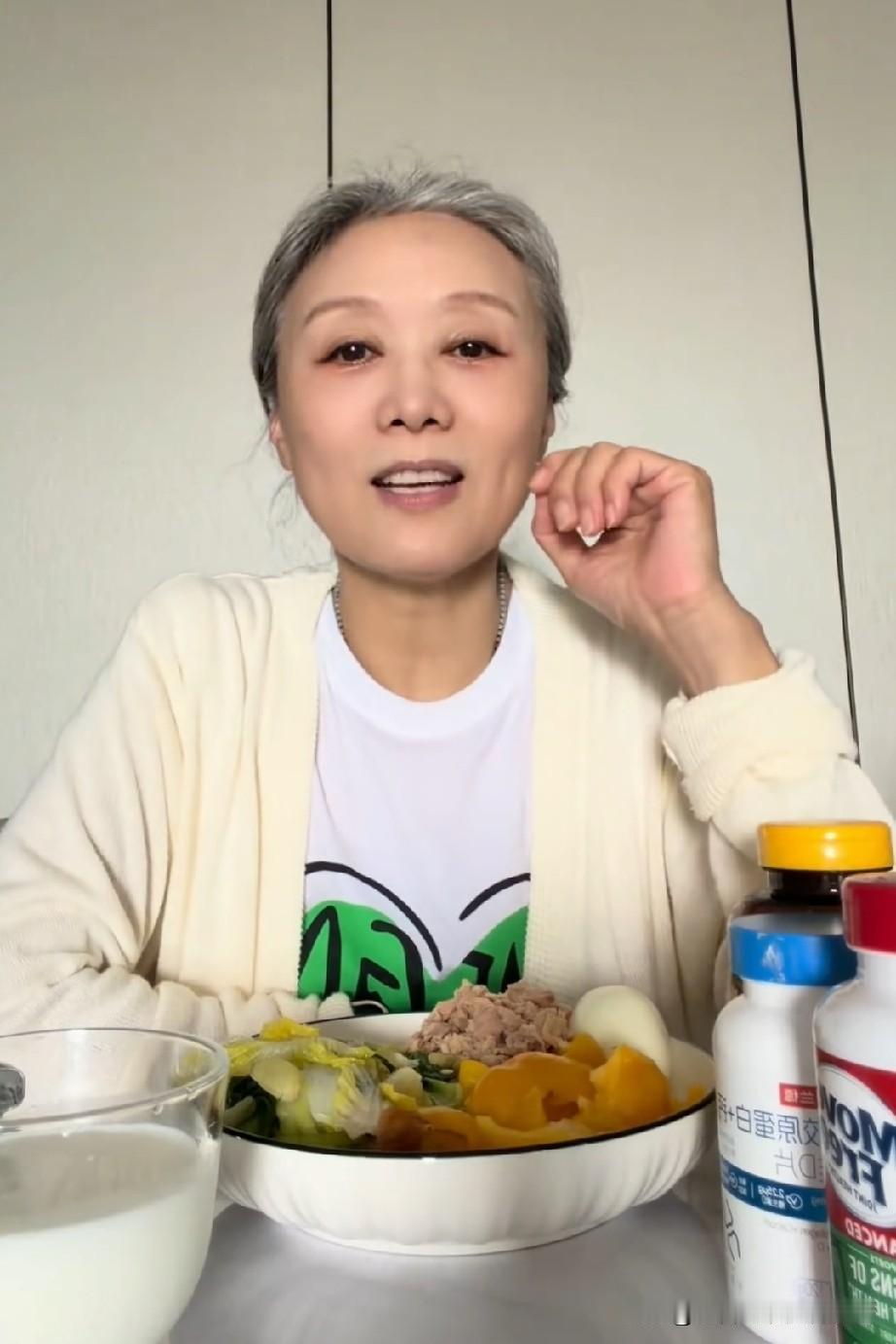吴琼在个人平台发布视频，秀了一把厨艺。她给自己做了一份早餐，盘子里有素菜、彩椒、