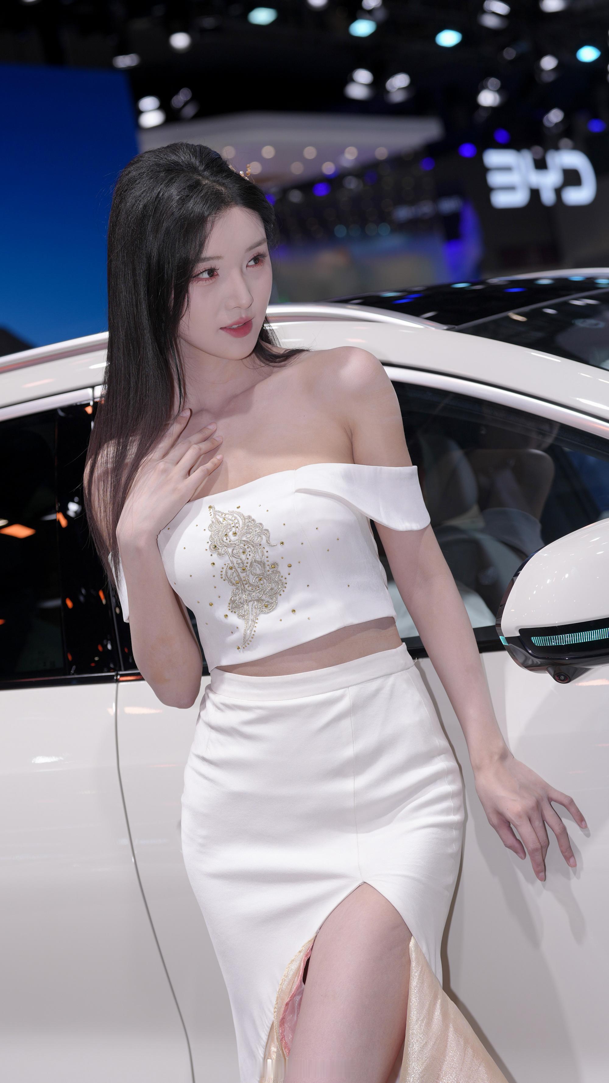 裙子开叉那里露出一点金色，细节都在这种地方！10721街拍我的摄影日记街拍穿搭时尚街拍