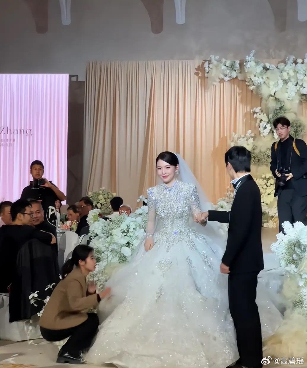 章若楠三妹结婚了！亲妈弟弟出镜显富态，新郎个不高是本地富二代​​​