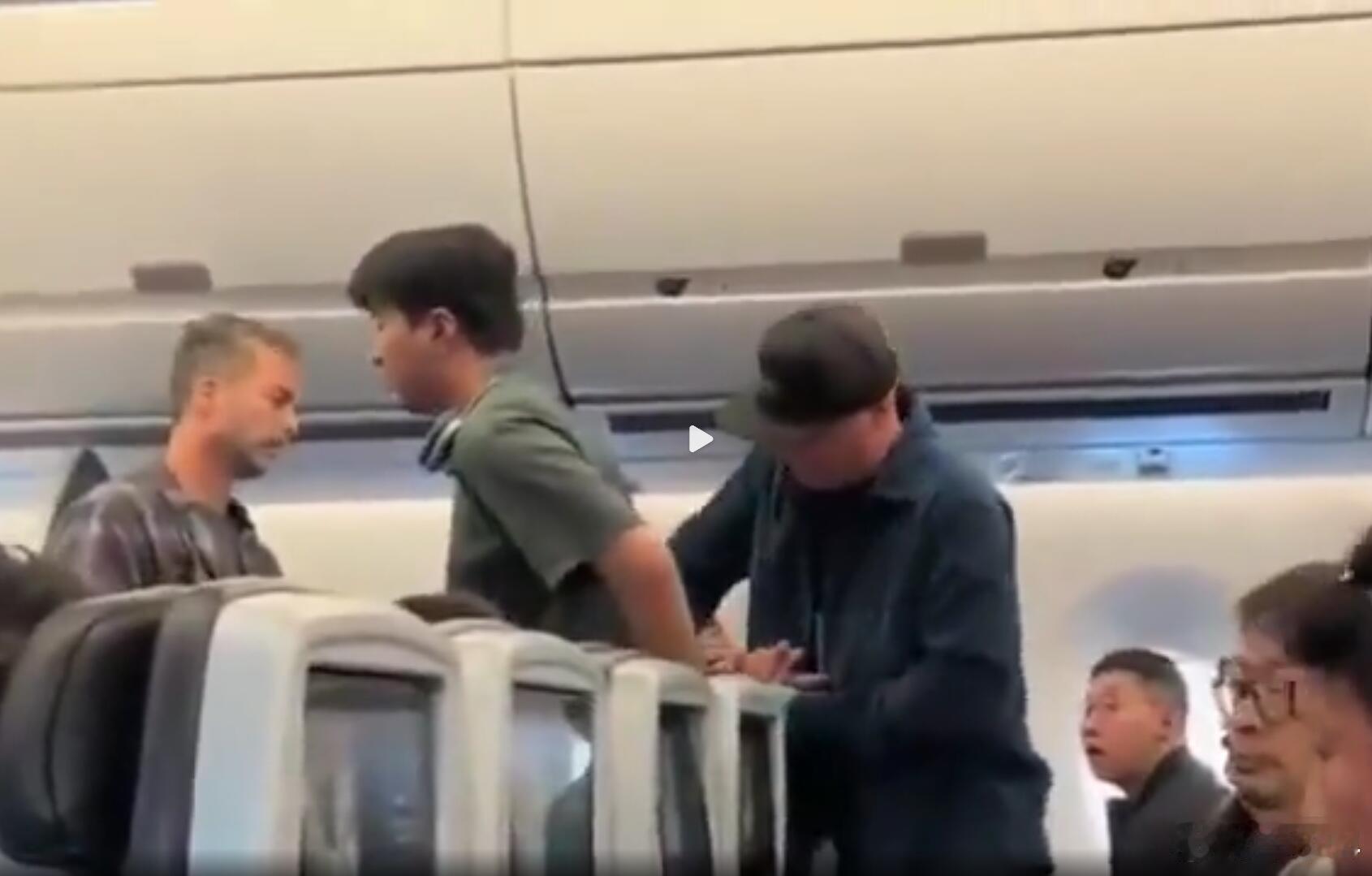 自家小孩不停打扰邻座乘客，旁人好心提醒，孩子爸爸非但不管教，还动手打人。机组通知