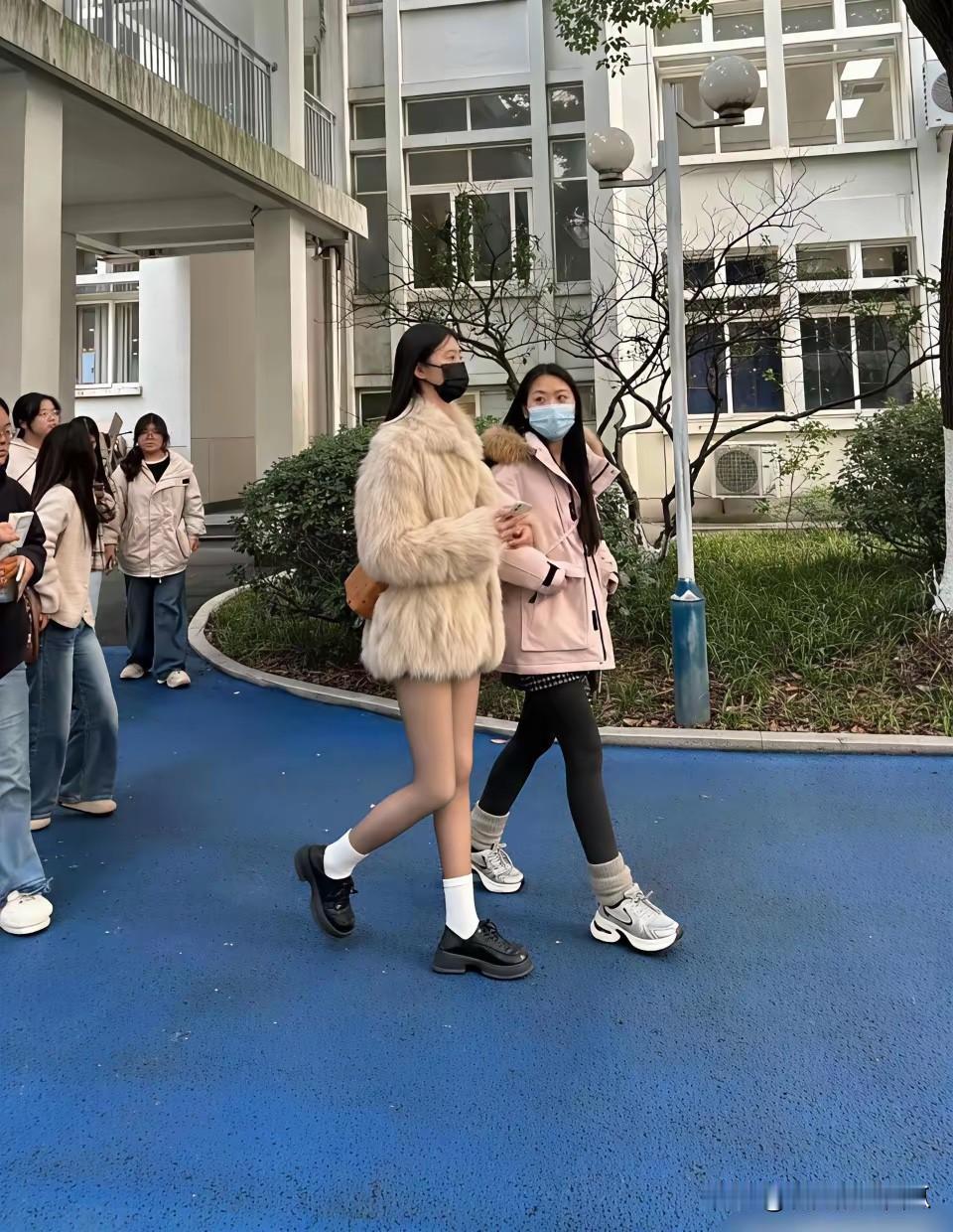 不懂就问，这样穿搭，到底是热还是冷啊？