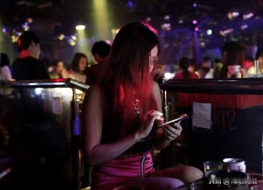 宁夏中卫，两岁半孩子的母亲邵某与朋友姚某吃米线后转场酒吧饮酒，期间邀约姐夫康某等