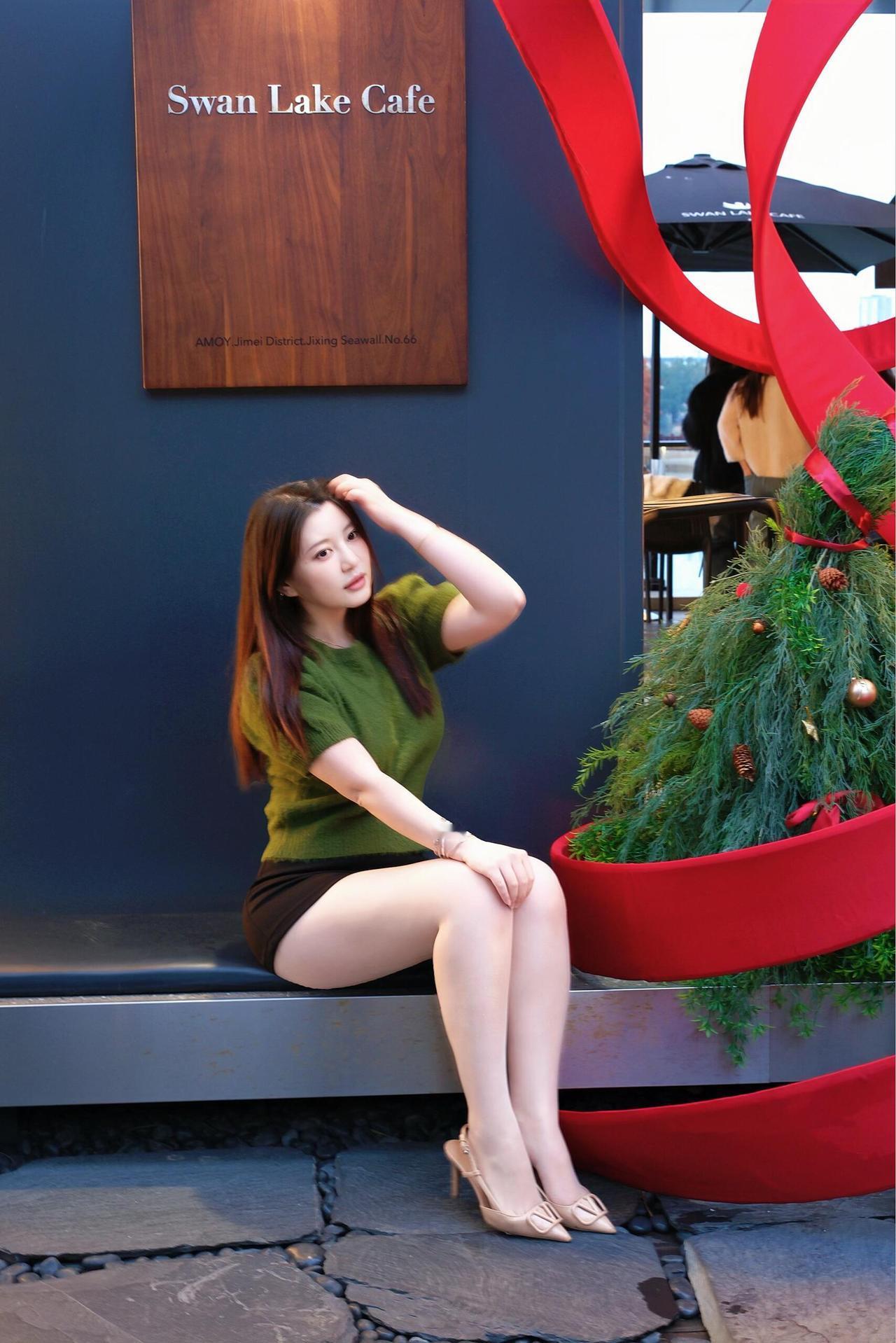 『半窗月痕·临江仙·湖畔咖香醉晚风』暮色漫铺湖岸远，灯丝缠上阑干。绿衫轻倚