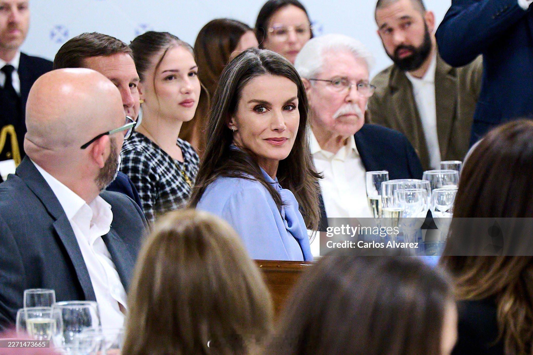 4.15西班牙国王菲利普六世和王后莱蒂齐亚出席周年庆活动，小莱上衣来自mass