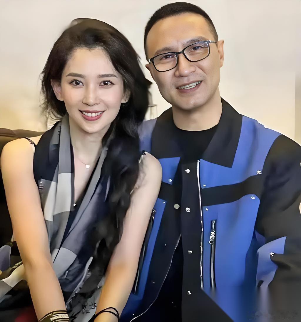 汪峰，真是一位靠谱的继父。近日，汪峰陪着森林北，在顺义国际学校门口等候女儿放
