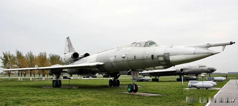 图-22“眼罩”轰炸机的海外客户主要是萨达姆的巴格达空军（12架）和卡大佐的的黎