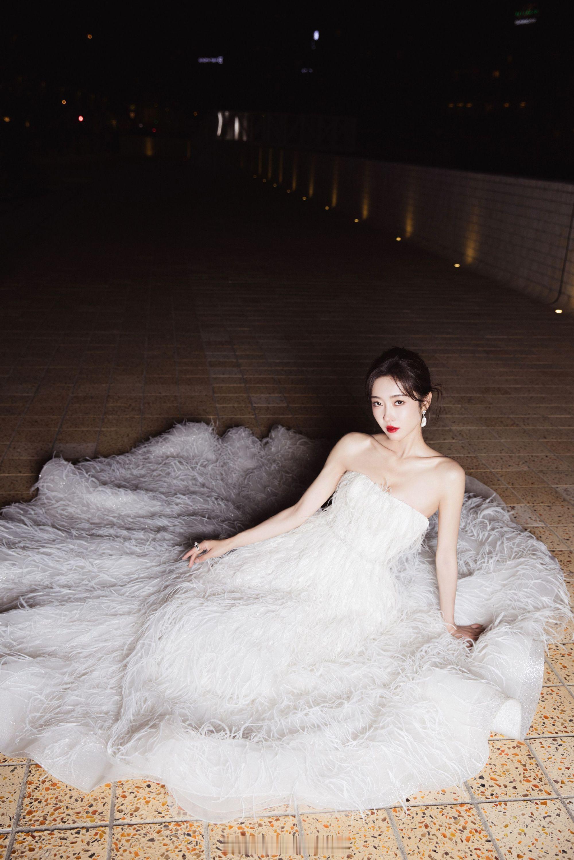 宣璐白色抹胸羽毛裙