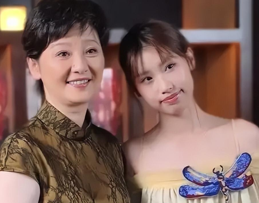 徐帆罕见回应婚变！8月2日，面对甚嚣尘上的离婚谣言，久未露面的徐帆携养女徐朵