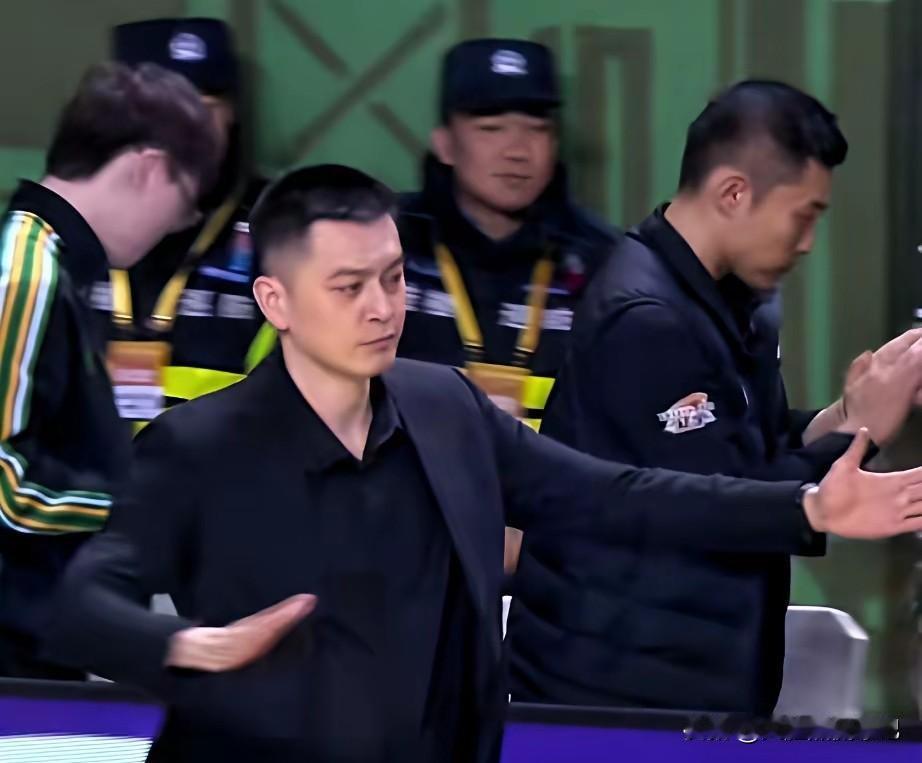 一节花啊，辽宁主场对阵广东，新援亨特首秀，本来以为两队可以打出精彩的对攻，可惜啊