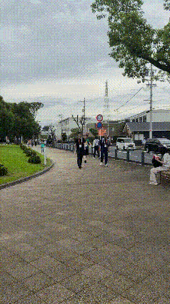 乒乓球首日比赛，到场观赛的运动员和教练很少。网友拍到王励勤、何潇、秦志戬从别的