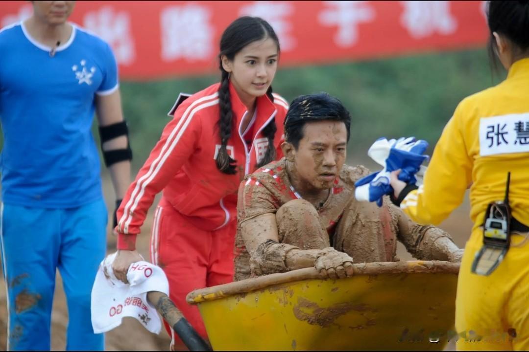 我又刷到一组杨颖和邓超早期录制《奔跑吧》的花絮照，那时的跑男真的好好看，大家玩游